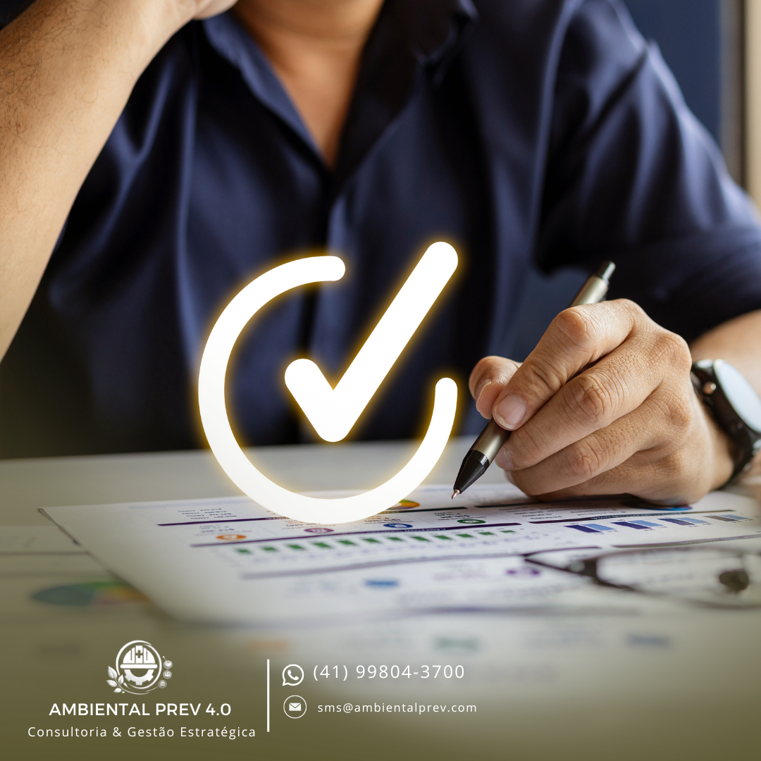 Prancheta com checklist de segurança, capacete e óculos de proteção sobre mesa de escritório